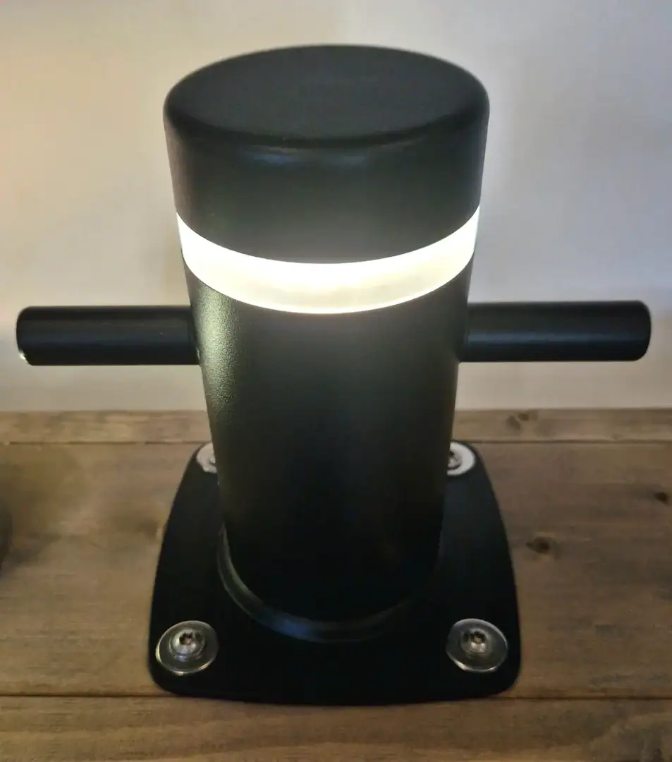Paalupollari iso LED-valolla, musta RST